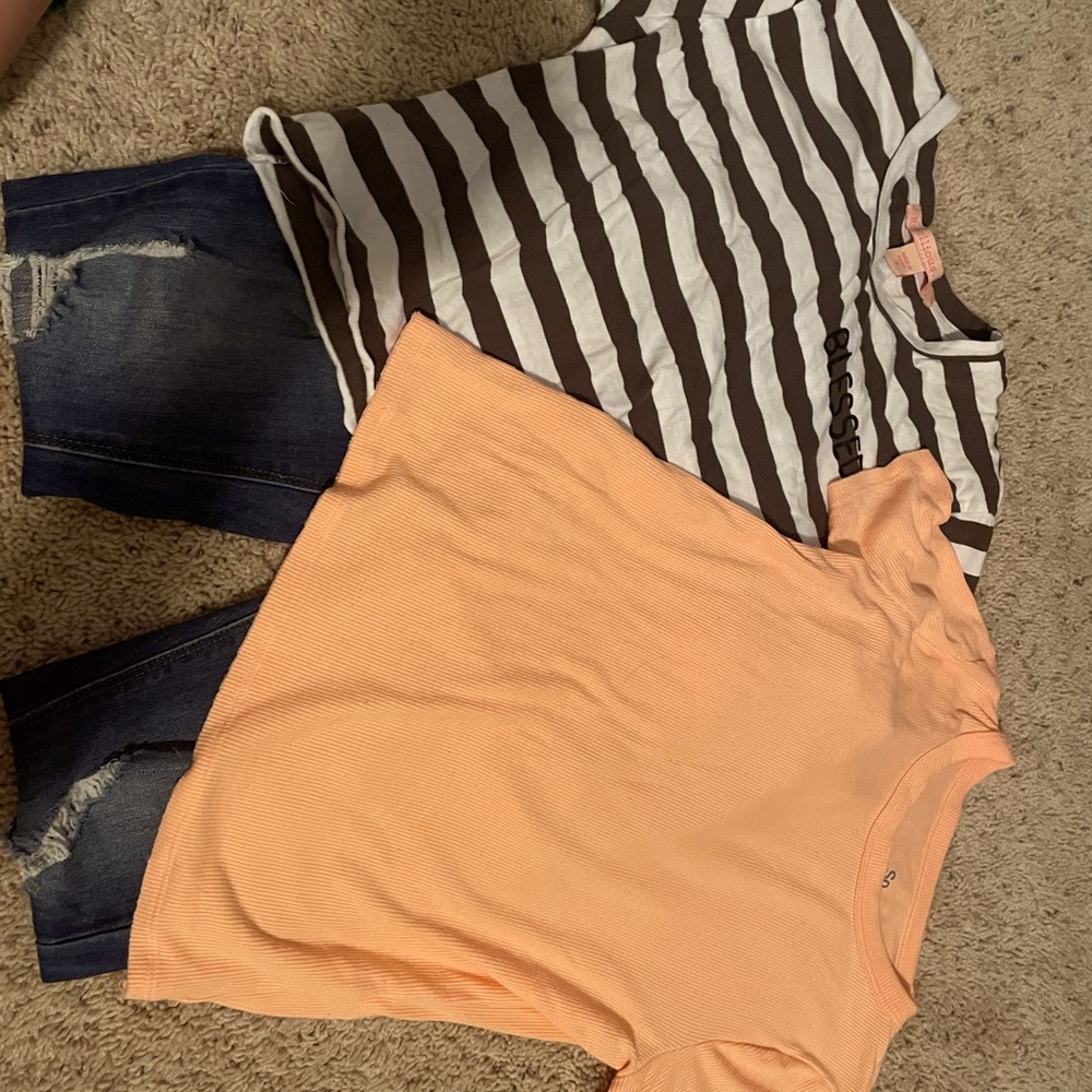 2 XS tee shirts and 1 pair of Candies Jeans
